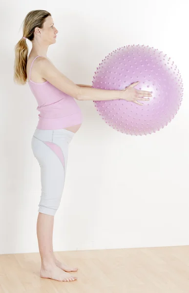 Donna incinta che fa esercizi con una palla — Foto Stock