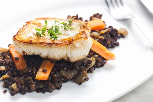 Pikeperch fillet with lentils and carrot — Stock Photo, Image