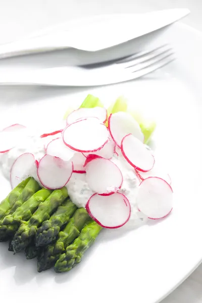 Espargos verdes com salada de rabanete — Fotografia de Stock