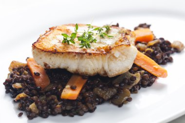Mercimek ve havuç ile pikeperch fileto