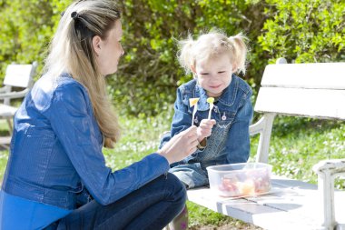 Anne ve kızı piknik