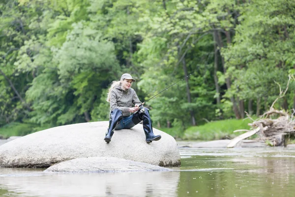 Woman fishing in Sazava river, Czech Republic — Stock Photo, Image