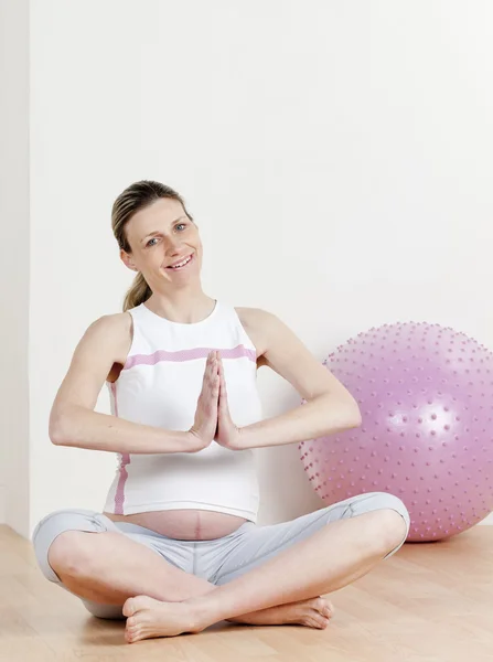 Femme enceinte faisant des exercices — Photo