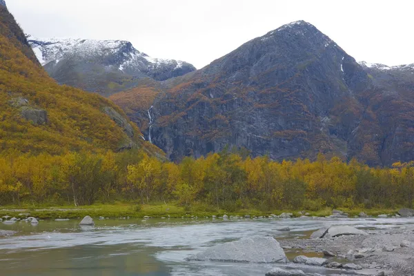 Landskap nära brigsdal, Norge — Stockfoto