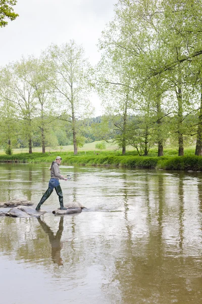 Vrouw vissen in Posázaví rivier, Tsjechië — Stockfoto