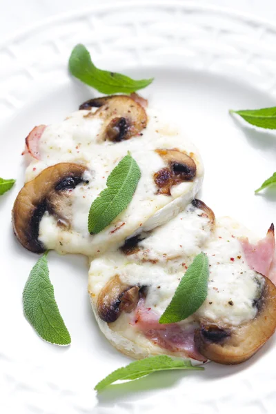 Queijo brie assado com cogumelos — Fotografia de Stock