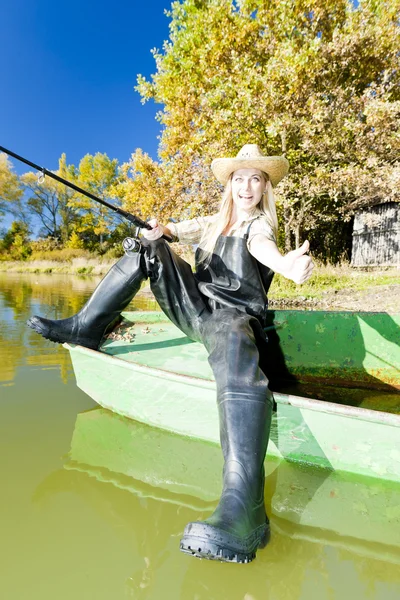 Mujer pescadora sentada en barco —  Fotos de Stock
