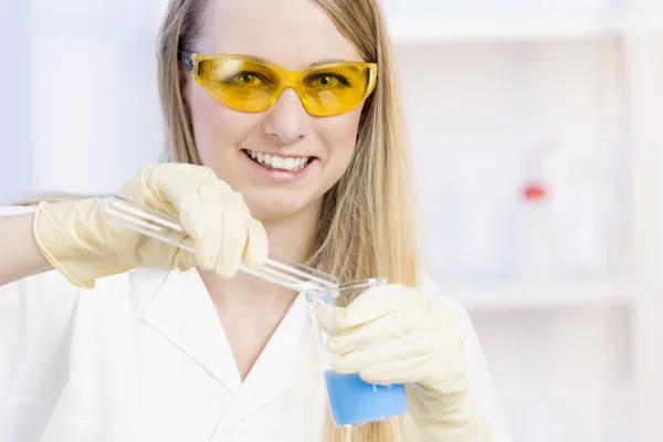 Ritratto di una giovane donna che fa esperimenti in laboratorio — Foto Stock