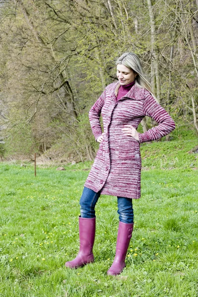 春の自然にゴムを着ている女性をブーツします。 — ストック写真