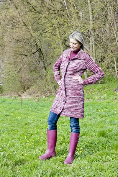 Mujer con botas de goma en la naturaleza de primavera — Foto de Stock