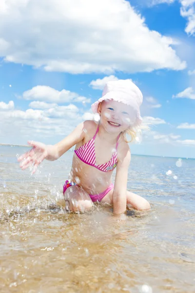 Menina na praia no mar — Fotografia de Stock