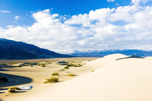 Вузькоспеціальної свердловин пісок дюни, Долина смерті, Californ — стокове фото