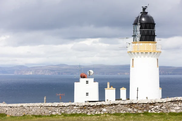 Dunnet vezetője világítótorony az Orkney-szigetek, a háttérben, felvidék, — Stock Fotó