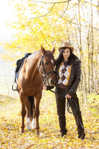 Ecuestre con su caballo en naturaleza otoñal — Foto de Stock