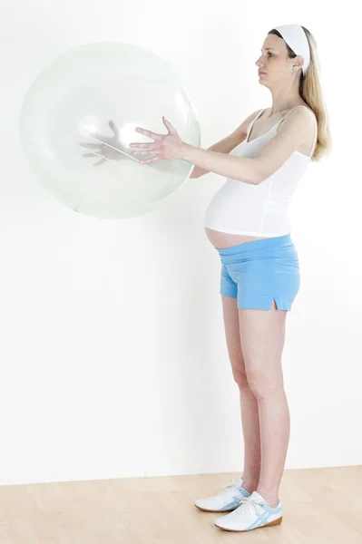 Mujer embarazada haciendo ejercicios —  Fotos de Stock
