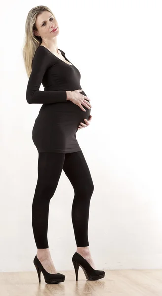 Gravid kvinna som bär svarta kläder och pumpar — Stockfoto