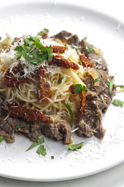 Spaghetti with beef meat and dried tomatoes — Stock Photo, Image