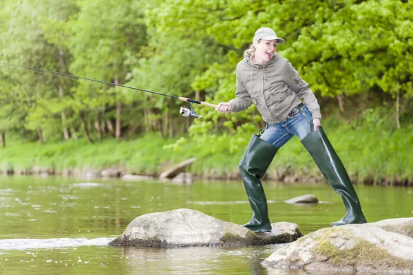 Frau angelt im Fluss Sazava, Tschechische Republik — Stockfoto