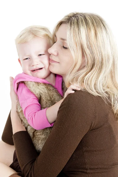 Porträt einer Mutter mit ihrer weinenden kleinen Tochter — Stockfoto