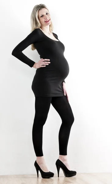 Femme enceinte portant des vêtements noirs et des pompes — Photo