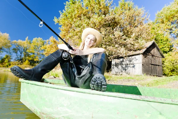 Fischerin sitzt auf Boot — Stockfoto