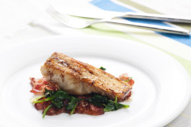tilapia fileto sıcak ıspanak ve jambon salatası ile