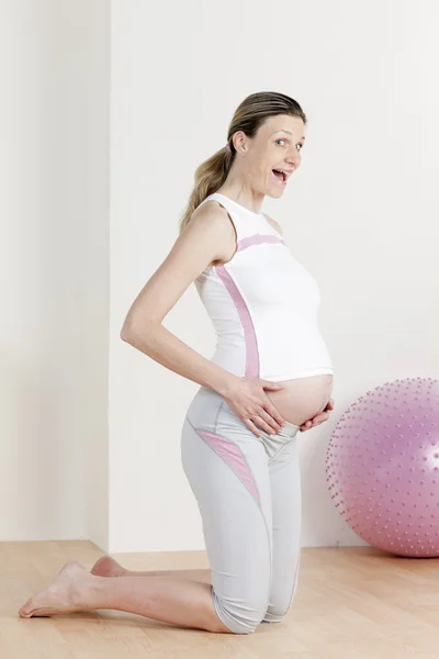 Pregnant woman doing exercises — Stock Photo, Image