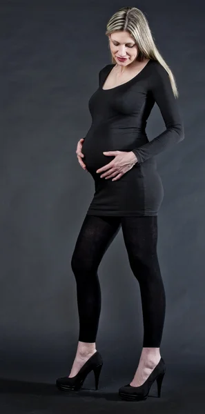 Femme enceinte portant des vêtements noirs et des pompes — Photo