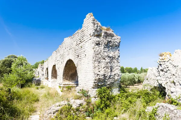 Pozůstatky římského akvaduktu poblíž meunerie, provence, Francie — Stock fotografie