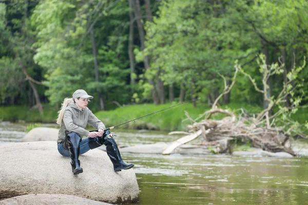 Donna che pesca nel fiume Sazava, Repubblica Ceca — Foto Stock