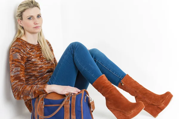 Oturan kadın ile moda platformu kahverengi ayakkabı giyen bir ha — Stok fotoğraf