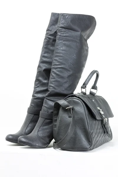 Botas grises con un bolso — Foto de Stock