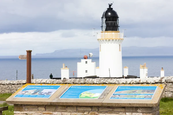 Dunnet vezetője világítótorony az Orkney-szigetek, a háttérben, felvidék, — Stock Fotó