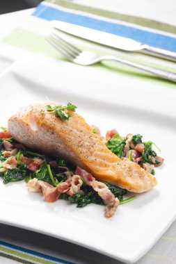 sıcak ıspanak ve jambon salata somon fileto