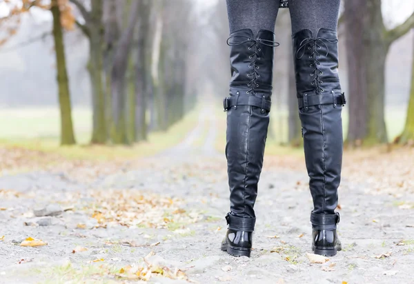 Nő viselt fekete ruhát és csizmák őszi alle részlete — Stock Fotó