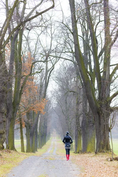 sonbahar sokakta kauçuk giymiş kadın çizme