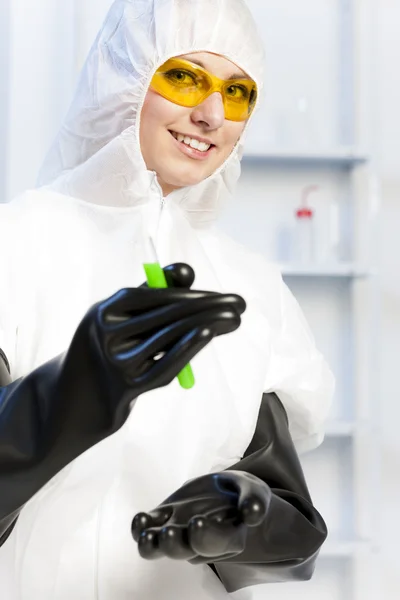 Koruyucu kaplama laboratuvarda giyen genç kadın — Stok fotoğraf