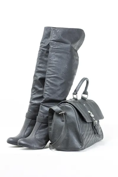 Bottes grises avec un sac à main — Photo