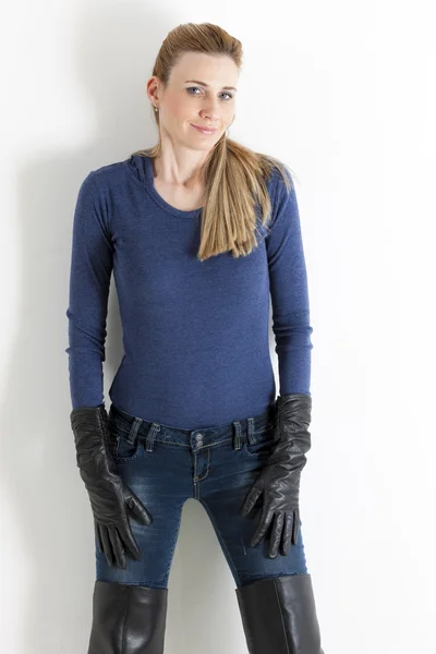 Retrato de mulher de pé vestindo jeans — Fotografia de Stock