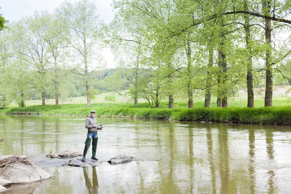 Mujer pescando en el río Sazava, República Checa — Foto de Stock