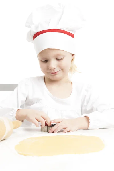 Liten flicka skära cookies — Stockfoto