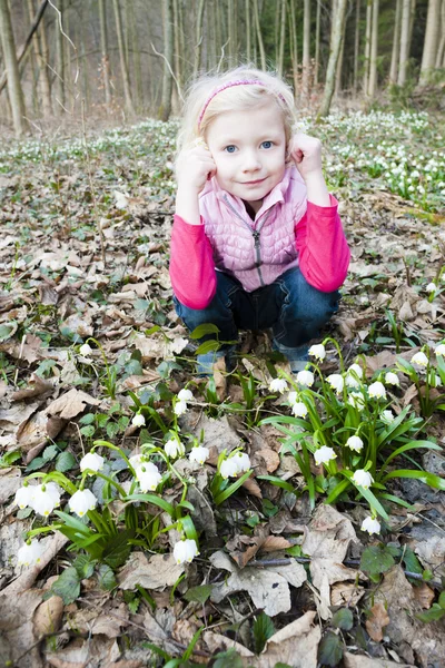 Dziewczynka z śniegu w przyrodzie wiosną — Zdjęcie stockowe