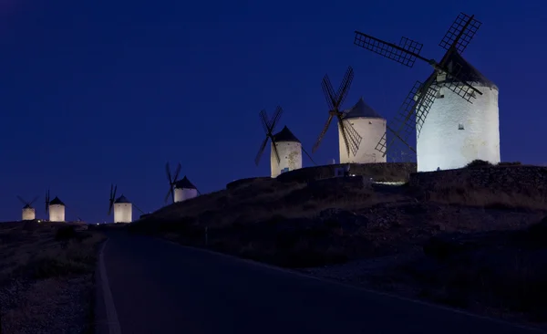 Yel değirmenleri, gece, consuegra, Kastilya-la mancha, İspanya — Stok fotoğraf