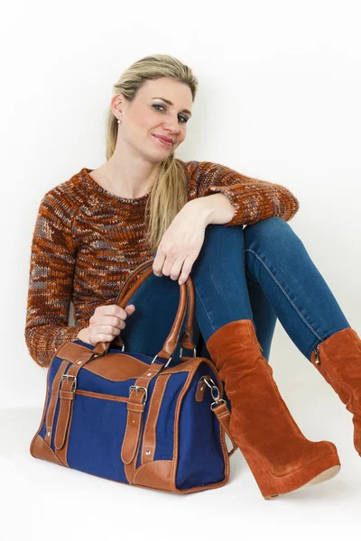 Sittande kvinna bära moderiktiga plattform bruna skor med en ha — Stockfoto