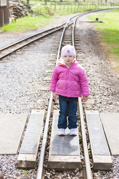 Liten flicka på ravenglass och eskdale smalspårig järnväg, cumb — Stockfoto