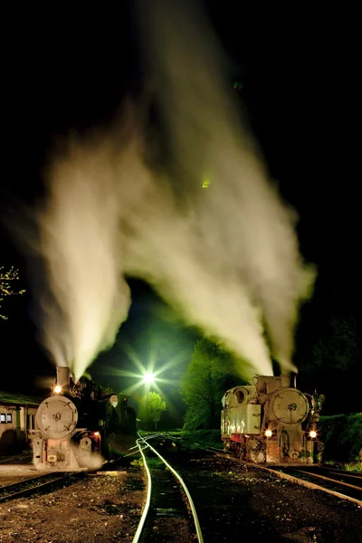 Locomotoras de vapor por la noche, Oskova, Bosnia y Herzegovina — Foto de Stock