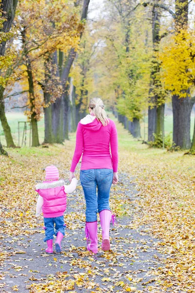 Anne ile kızını sonbahar dar sokakta — Stok fotoğraf