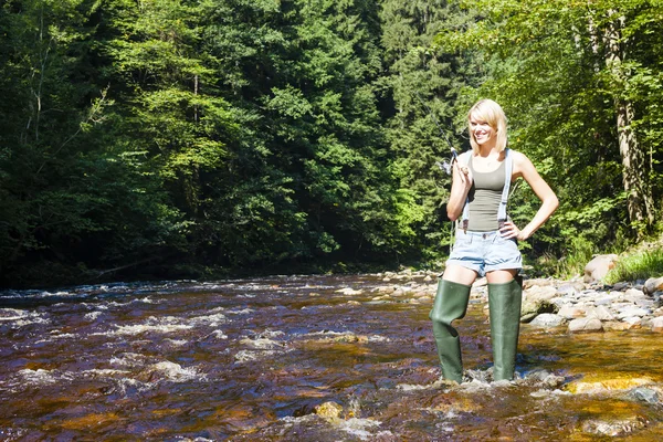 Kvinna fiske i jizera river, Tjeckien — Stockfoto