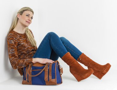 oturan kadın ile moda platformu kahverengi ayakkabı giyen bir ha