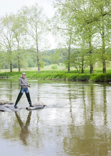 Mulher pesca no rio Sazava, República Checa — Fotografia de Stock